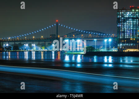 Ein Blick auf die Triborough Bridge, Robert F. Kennedy Brücke, über den East River in Manhattan, New York City, USA Stockfoto