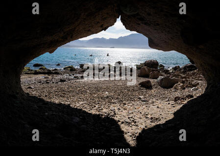 Blick von eine Wasserhöhle, die Bucht von Loreto Nationalpark, Baja California Sur, Mexiko Stockfoto