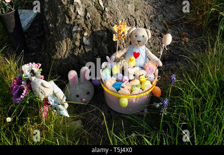 Spielzeug Ostern Teddybär und Küken im Eimer im Garten der Erinnerung Kuschelspielzeug Stockfoto