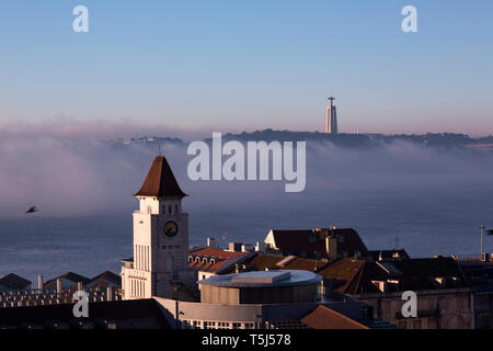 Portugal, Lissabon, Blick auf den Fluss Tejo in den Morgen, Statue Cristo-Rei in Almada von Baixa gesehen Stockfoto