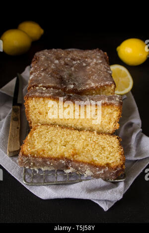 Zitrone in Scheiben geschnitten Brot Kuchen mit Zitronen Stockfoto