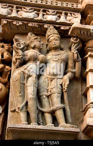 In der Nähe der Skulptur von Paar an parshvanath Jain Tempel von Khajuraho in Madhya Pradesh, Indien, Asien Stockfoto