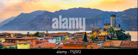 Italienisches Dorf Skyline von Malcesine friedliche Panoramablick auf die Stadt am Gardasee waterfront Romantische horizontalen Panorama und idyllischen malerischen Burg Stockfoto