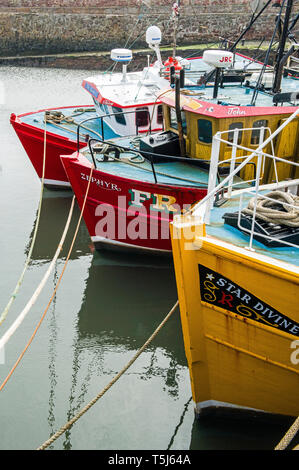 Drei Trawler in Dunbar innere Hafen an der südöstlichen Küste von Schottland günstig Stockfoto