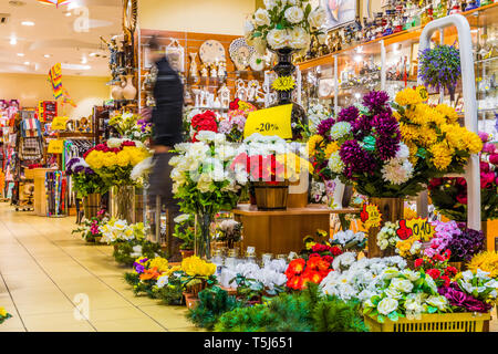 Das Innere eines Blumengeschäfts mit einer abstrakten verschwommenen Person in Bewegung Stockfoto