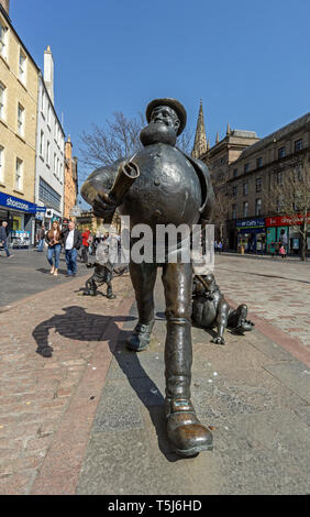 Desperate Dan Bronze Statue auf das Zeichen, das in der britischen Comicmagazin der Dandy in der High Street auf dem Platz der Stadt Dundee Schottland Großbritannien basierend Stockfoto