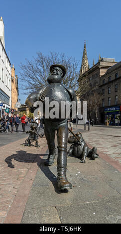 Desperate Dan Bronze Statue auf das Zeichen, das in der britischen Comicmagazin der Dandy in der High Street auf dem Platz der Stadt Dundee Schottland Großbritannien basierend Stockfoto