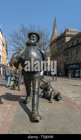 Desperate Dan Bronze Statue auf das Zeichen, das in der britischen Comicmagazin der Dandy in der High Street auf dem Platz der Stadt Dundee Schottland Großbritannien basierend Stockfoto