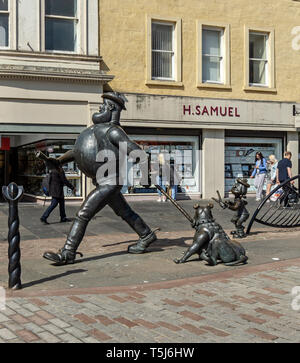 Desperate Dan Bronze Statue auf das Zeichen, das in der britischen Comicmagazin der Dandy in der High Street auf dem Platz der Stadt Dundee Schottland Großbritannien basierend Stockfoto