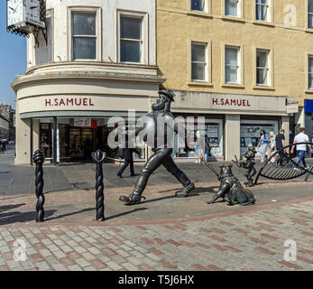 Desperate Dan Bronze Statue auf das Zeichen, das in der britischen Comicmagazin der Dandy in der High Street auf dem Platz der Stadt Dundee Schottland Großbritannien basierend Stockfoto