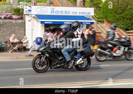 Kawasaki Z1000 SX fuhr bei der Southend Shakedown Motorradrallye, Southend on Sea, Essex, Großbritannien. Vorbei an Rossi Eisverkäufer Stockfoto