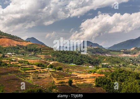 Ländliche terrassierten Reisfeldern tal Landschaft in SaPa, Vietnam, Asien Stockfoto