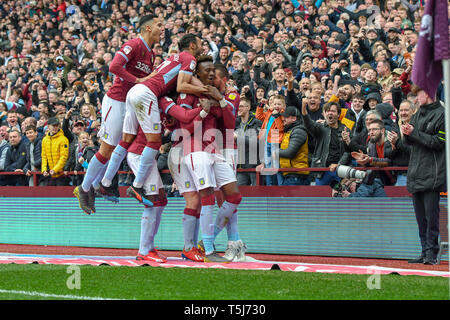 13. April 2019, Villa Park, Birmingham, England; Sky Bet Meisterschaft, Aston Villa vs Bristol City: Tammy Abraham (18) von Aston Villa feiert sein Ziel es 1-0 Englische Fußball-Liga bilder DataCo Lizenz unterliegen, Stockfoto