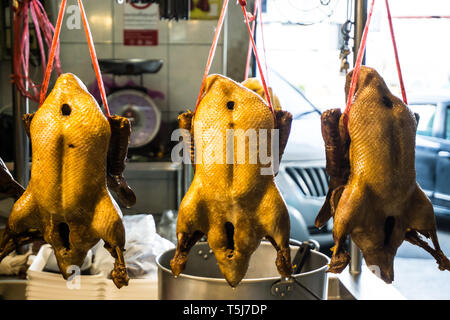 Gedünstete Ente hängen auf Anzeige im Markt Stockfoto