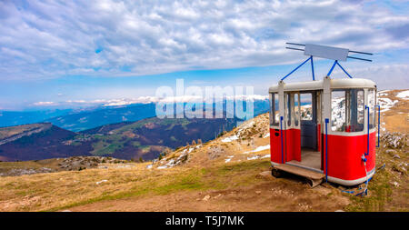 Alte Kabel Art Gondel cab in peak Panorama des Monte Baldo Mountain in der Nähe von Malcesine in Italien verlassen Stockfoto