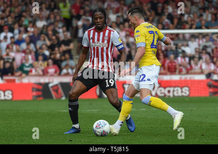 22. April 2019, Griffin Park, London, England; Sky Bet Meisterschaft, Brentford vs Leeds United; Romaine Säger (19) von Brentford geschlossen Jack Harrison (22) von Leeds Utd Credit: Phil Westlake/News Bilder, Englische Fußball-Liga Bilder unterliegen DataCo Lizenz Stockfoto