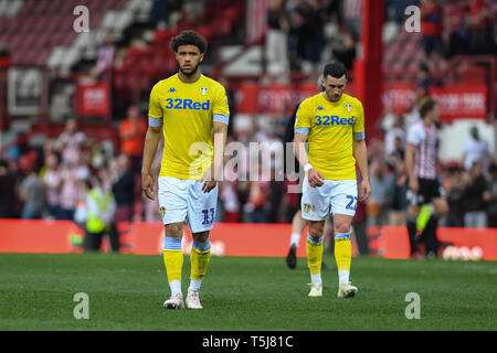 22. April 2019, Griffin Park, London, England; Sky Bet Meisterschaft, Brentford vs Leeds United; Tyler Roberts (11) von Leeds Utd Jack Harrison (22) von Leeds Utd nach dem Spiel Quelle: Phil Westlake/News Bilder, Englische Fußball-Liga Bilder unterliegen DataCo Lizenz Stockfoto