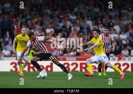 22. April 2019, Griffin Park, London, England; Sky Bet Meisterschaft, Brentford vs Leeds United; Ollie Watkins (11) von Brentford steuert die Kugel Credit: Phil Westlake/News Bilder, Englische Fußball-Liga bilder DataCo Lizenz unterliegen. Stockfoto