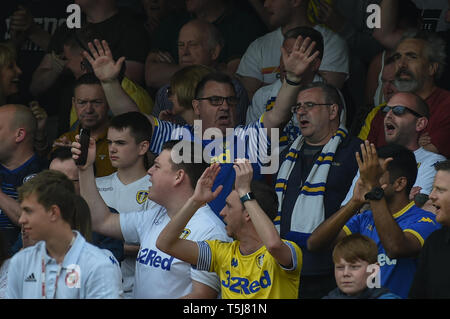 22. April 2019, Griffin Park, London, England; Sky Bet Meisterschaft, Brentford vs Leeds United, der Leeds fans Credit: Phil Westlake/News Bilder, Englische Fußball-Liga Bilder unterliegen DataCo Lizenz Stockfoto