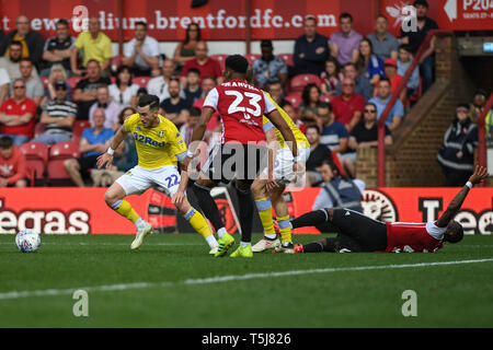 22. April 2019, Griffin Park, London, England; Sky Bet Meisterschaft, Brentford vs Leeds United; Jack Harrison (22) von Leeds Utd kommt weg mit dem Ball Credit: Phil Westlake/News Bilder, Englische Fußball-Liga bilder DataCo Lizenz unterliegen. Stockfoto