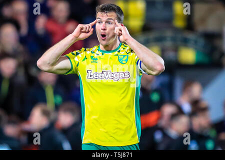 10. April 2019, Carrow Road, Norwich, England; Sky Bet Meisterschaft, Norwich City vs Lesen; Christoph Zimmermann (06) von Norwich City feiert sein Ziel Norwich die führen die 88. Minute des Spiels Credit: Georgie Kerr/News Bilder der Englischen Football League Bilder unterliegen DataCo Lizenz zu geben Stockfoto
