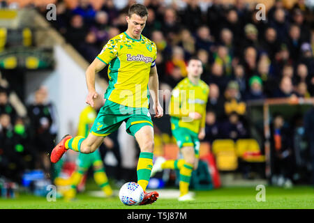 10. April 2019, Carrow Road, Norwich, England; Sky Bet Meisterschaft, Norwich City vs Lesen; Christoph Zimmermann (06) von Norwich City mit dem Ball Credit: Georgie Kerr/News Bilder der Englischen Football League Bilder unterliegen DataCo Lizenz Stockfoto