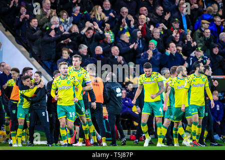 10. April 2019, Carrow Road, Norwich, England; Sky Bet Meisterschaft, Norwich City vs Lesen; Norwich City feiern Christoph Zimmermann hat sich zum Ziel gesetzt, das 2-1 in der 88. Minute. Credit: Georgie Kerr/News Bilder der Englischen Football League Bilder unterliegen DataCo Lizenz Stockfoto