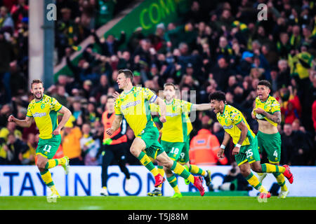 10. April 2019, Carrow Road, Norwich, England; Sky Bet Meisterschaft, Norwich City vs Lesen; Christoph Zimmermann (06) von Norwich City feiert sein Ziel Norwich die führen die 88. Minute des Spiels Credit: Georgie Kerr/News Bilder der Englischen Football League Bilder unterliegen DataCo Lizenz zu geben Stockfoto