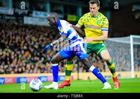 10. April 2019, Carrow Road, Norwich, England; Sky Bet Meisterschaft, Norwich City vs Lesen; Modou Barrow (17) der Lesung versucht, eine Art runde Christoph Zimmermann (06) von Norwich City Credit: Georgie Kerr/News Bilder der Englischen Football League Bilder unterliegen DataCo Lizenz zu finden Stockfoto