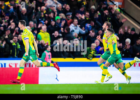 10. April 2019, Carrow Road, Norwich, England; Sky Bet Meisterschaft, Norwich City vs Lesen; Christoph Zimmermann (06) von Norwich City feiert sein Ziel Norwich die führen die 88. Minute des Spiels Credit: Georgie Kerr/News Bilder der Englischen Football League Bilder unterliegen DataCo Lizenz zu geben Stockfoto