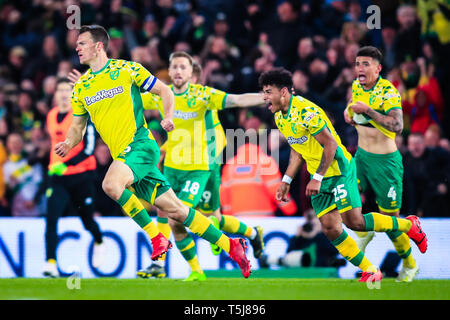 10. April 2019, Carrow Road, Norwich, England; Sky Bet Meisterschaft, Norwich City vs Lesen; Christoph Zimmermann (06) von Norwich City feiert sein Ziel Norwich die führen die 88. Minute des Spiels Credit: Georgie Kerr/News Bilder der Englischen Football League Bilder unterliegen DataCo Lizenz zu geben Stockfoto