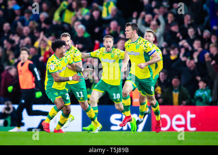 10. April 2019, Carrow Road, Norwich, England; Sky Bet Meisterschaft, Norwich City vs Lesen; Christoph Zimmermann (06) von Norwich City feiert sein Ziel Norwich die führen die 88. Minute des Spiels Credit: Georgie Kerr/News Bilder der Englischen Football League Bilder unterliegen DataCo Lizenz zu geben Stockfoto