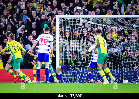 10. April 2019, Carrow Road, Norwich, England; Sky Bet Meisterschaft, Norwich City vs Lesen; Christoph Zimmermann (06) von Norwich City sucht die Rückseite des Netzes zu machen es 2-1 in der 88. Minute des Spiels Credit: Georgie Kerr/News Bilder der Englischen Football League Bilder unterliegen DataCo Lizenz Stockfoto