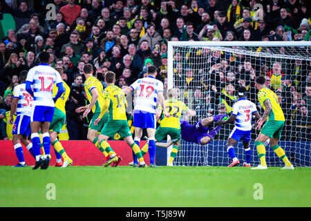 10. April 2019, Carrow Road, Norwich, England; Sky Bet Meisterschaft, Norwich City vs Lesen; Christoph Zimmermann (06) von Norwich City sucht die Rückseite des Netzes zu machen es 2-1 in der 88. Minute des Spiels Credit: Georgie Kerr/News Bilder der Englischen Football League Bilder unterliegen DataCo Lizenz Stockfoto