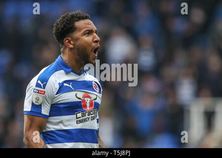 13. April 2019, Madejski Stadium, London, England; Sky Bet Meisterschaft, Lesen vs Brentford; Liam Moore (06), feiert nach dem Spiel: Matt O'Connor/News Bilder, Englische Fußball-Liga Bilder unterliegen DataCo Lizenz Stockfoto