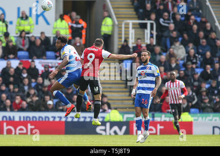 13. April 2019, Madejski Stadium, London, England; Sky Bet Meisterschaft, Lesen vs Brentford; Liam Moore (06) Der Messwert springt auf den hohen Ball Quelle: Matt O'Connor/News Bilder, Englische Fußball-Liga Bilder unterliegen DataCo Lizenz zu gewinnen. Stockfoto