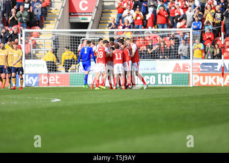 6. April 2019, New York Stadium, Bramley, England; Sky Bet Meisterschaft Rotherham United vs Nottingham Forest; Meisterschaft Rotherham United vs Nottingham Forest; Rotherham United Spieler feiern mit Michael Ihiekwe (20) von Rotherham United nach macht er es 2-1 Credit: John Hobson/News Bilder der Englischen Football League Bilder unterliegen DataCo Lizenz Stockfoto