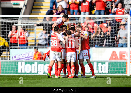 6. April 2019, New York Stadium, Bramley, England; Sky Bet Meisterschaft Rotherham United vs Nottingham Forest; Rotherham United Spieler feiern mit Michael Ihiekwe (20) von Rotherham United nach macht er es 2-1 Credit: John Hobson/News Bilder der Englischen Football League Bilder unterliegen DataCo Lizenz Stockfoto