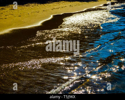Seacoast morgen Sonnenlicht reflektieren des Wassers - Ozean Küste am frühen Morgen Hintergrund Stockfoto