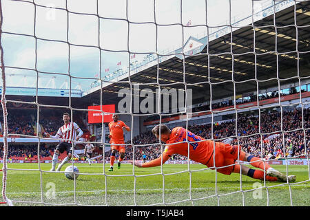 13. April 2019, Bramall Lane, Sheffield, England; Sky Bet Meisterschaft, Sheffield United vs Millwall; Gary Madine (14) von Sheffield United Kerben zu machen es 1-0 Credit: Mark Cosgrove/News Bilder der Englischen Football League Bilder unterliegen DataCo Lizenz Stockfoto