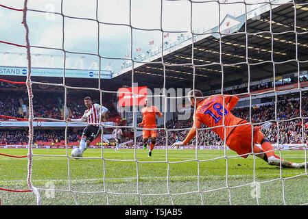 13. April 2019, Bramall Lane, Sheffield, England; Sky Bet Meisterschaft, Sheffield United vs Millwall; Gary Madine (14) von Sheffield United Kerben zu machen es 1-0 Credit: Mark Cosgrove/News Bilder der Englischen Football League Bilder unterliegen DataCo Lizenz Stockfoto