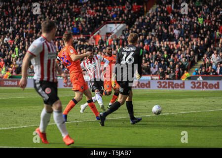 13. April 2019, Bramall Lane, Sheffield, England; Sky Bet Meisterschaft, Sheffield United vs Millwall; Gary Madine (14) von Sheffield United Kerben zu machen es 1-0 Credit: Mark Cosgrove/News Bilder der Englischen Football League Bilder unterliegen DataCo Lizenz Stockfoto