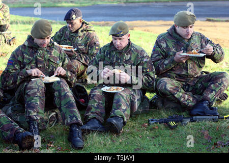 Reservisten vom Londoner nur TA Infanterie Regiment, das London Regiment, vor der Bereitstellung Training in der Vorbereitung für den Dienst in Afghanistan. Norfolk. 10.12.09 Stockfoto