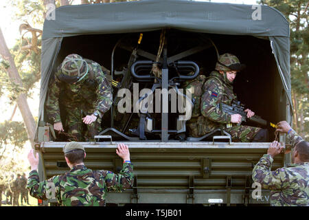 Reservisten vom Londoner nur TA Infanterie Regiment, das London Regiment, vor der Bereitstellung Training in der Vorbereitung für den Dienst in Afghanistan. Norfolk. 10.12.09 Stockfoto