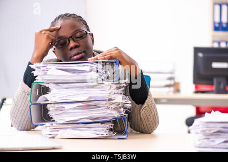 Schwarze weibliche Mitarbeiter mit übermäßiger Arbeit unzufrieden Stockfoto