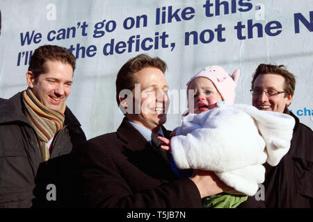 Nigel Huddleston Konservative Partei potenzieller Kandidat für Luton mit seinem Baby. 04.01.2010 Stockfoto