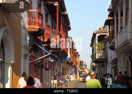 Bunt bemalten Geschäften mit Balkon in der Altstadt von Cartagena in Kolumbien, im spanischen Kolonialstil gebaut Stockfoto