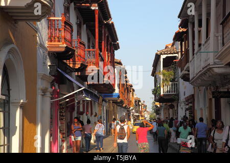 Bunt bemalten Geschäften mit Balkon in der Altstadt von Cartagena in Kolumbien, im spanischen Kolonialstil gebaut Stockfoto