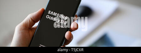 Mann hält Samsung Galaxy S10 in der Hand Stockfoto