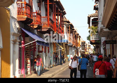 Bunt bemalten Geschäften mit hölzernen Balkonen in der Altstadt von Cartagena, Kolumbien Stockfoto